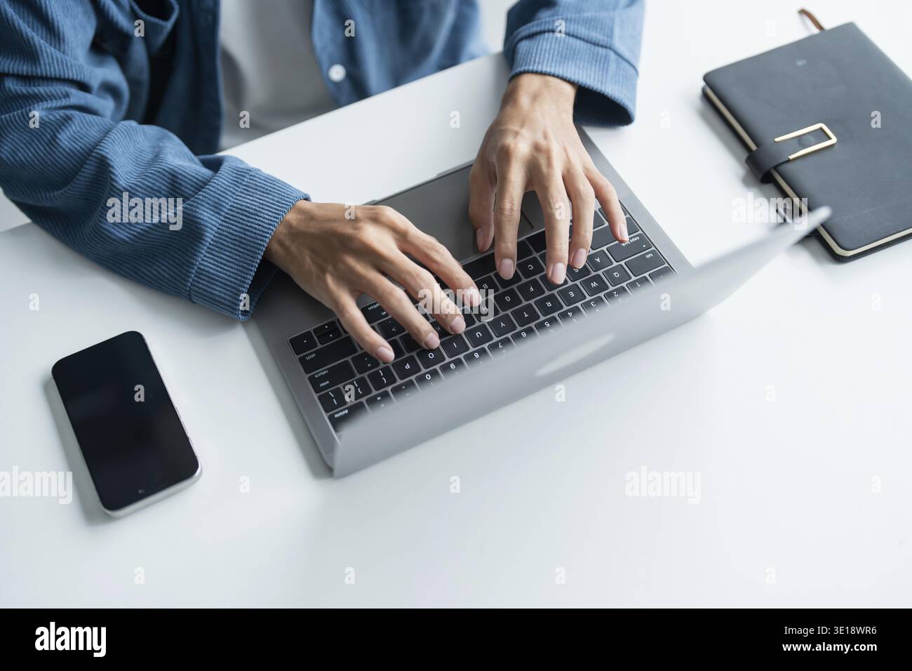 Mann, der mit einem Laptop arbeitet, Hände auf der Tastatur tippen. Schreiben eines Blogs. Die Arbeit zu Hause ist in der Hand der Schreibmaschine Stockfoto