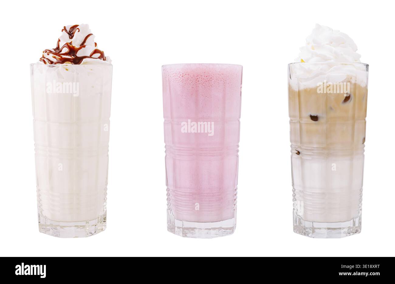 Drei große Gläser mit bunten Getränken sitzen nebeneinander. Das erste Glas zeigt ein cremiges weißes Getränk mit Schokoladensirup Stockfoto
