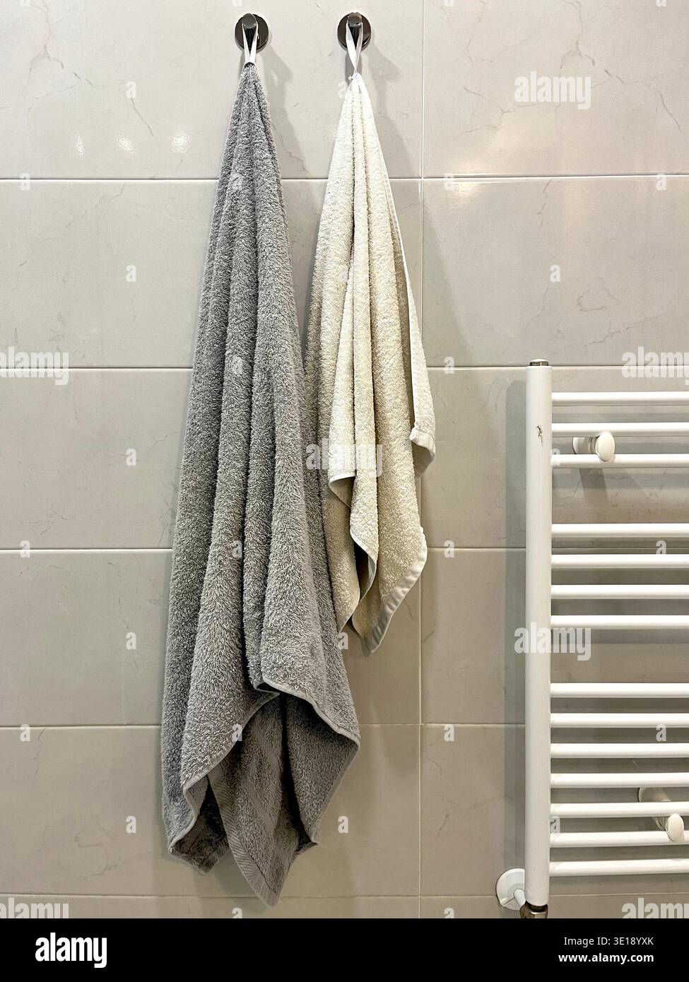 Handtücher hängen im Badezimmer, Alltag und häusliche Umgebung Stockfoto