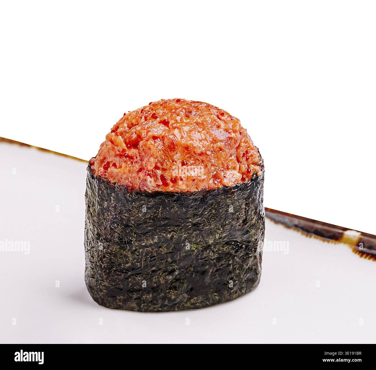 Leckere Sushi-Brötchen mit frischen Meeresfrüchten, die in Algen gewickelt sind, sitzen auf einem weißen Teller und können in einem Restaurant genossen werden. Der lebendige Stockfoto