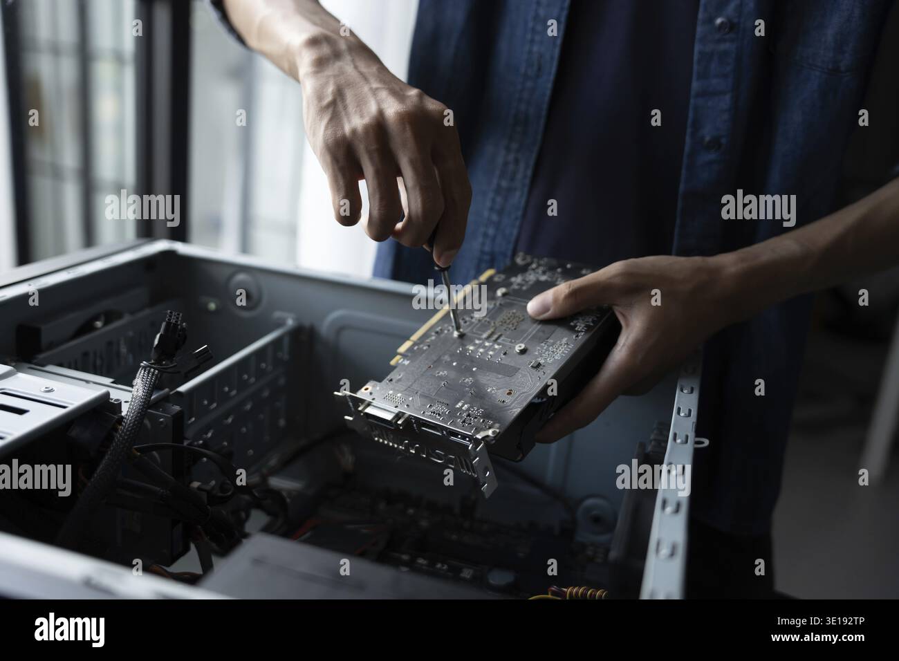 IT-Ingenieur Installation Hardware Ausrüstung Entwicklung Facility Engineer Wartung Computer Motherboard elektronische Reparaturwerkstatt Technologiegeschäft Stockfoto