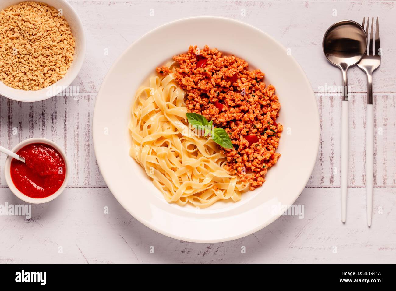 Vegane Bolognese Pasta mit Hackfleisch auf Pflanzenbasis, Blick von oben. Stockfoto