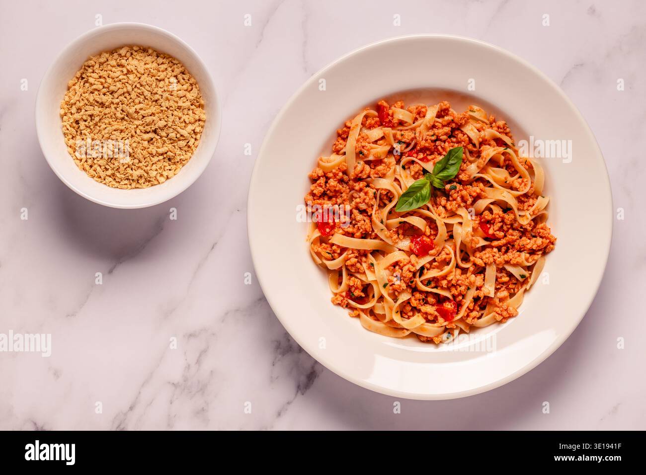 Vegane Bolognese Pasta mit Hackfleisch auf Pflanzenbasis, Blick von oben. Stockfoto