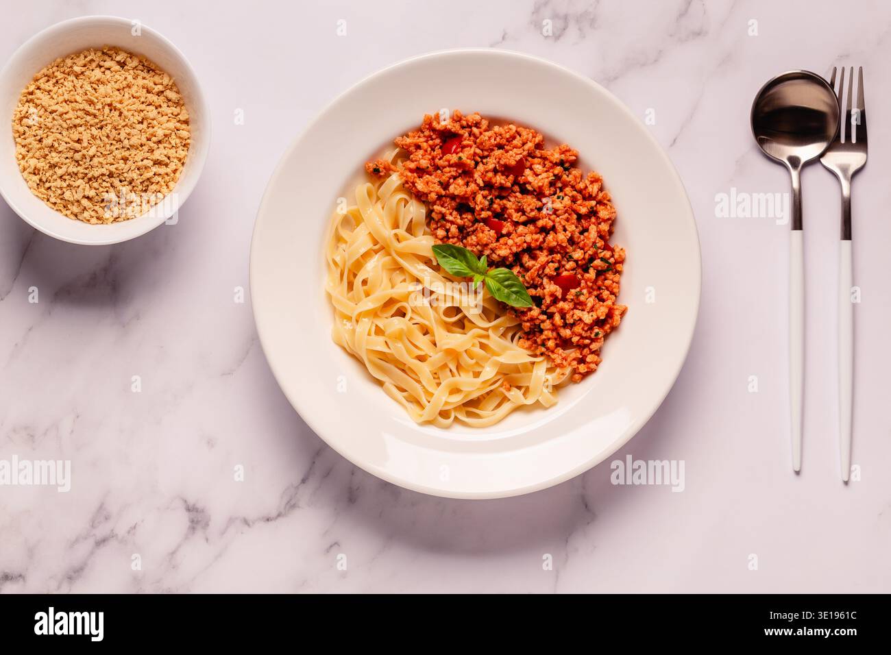 Vegane Bolognese Pasta mit Hackfleisch auf Pflanzenbasis, Blick von oben. Stockfoto