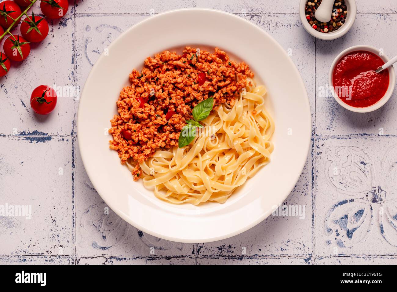 Vegane Bolognese Pasta mit Hackfleisch auf Pflanzenbasis, Blick von oben. Stockfoto