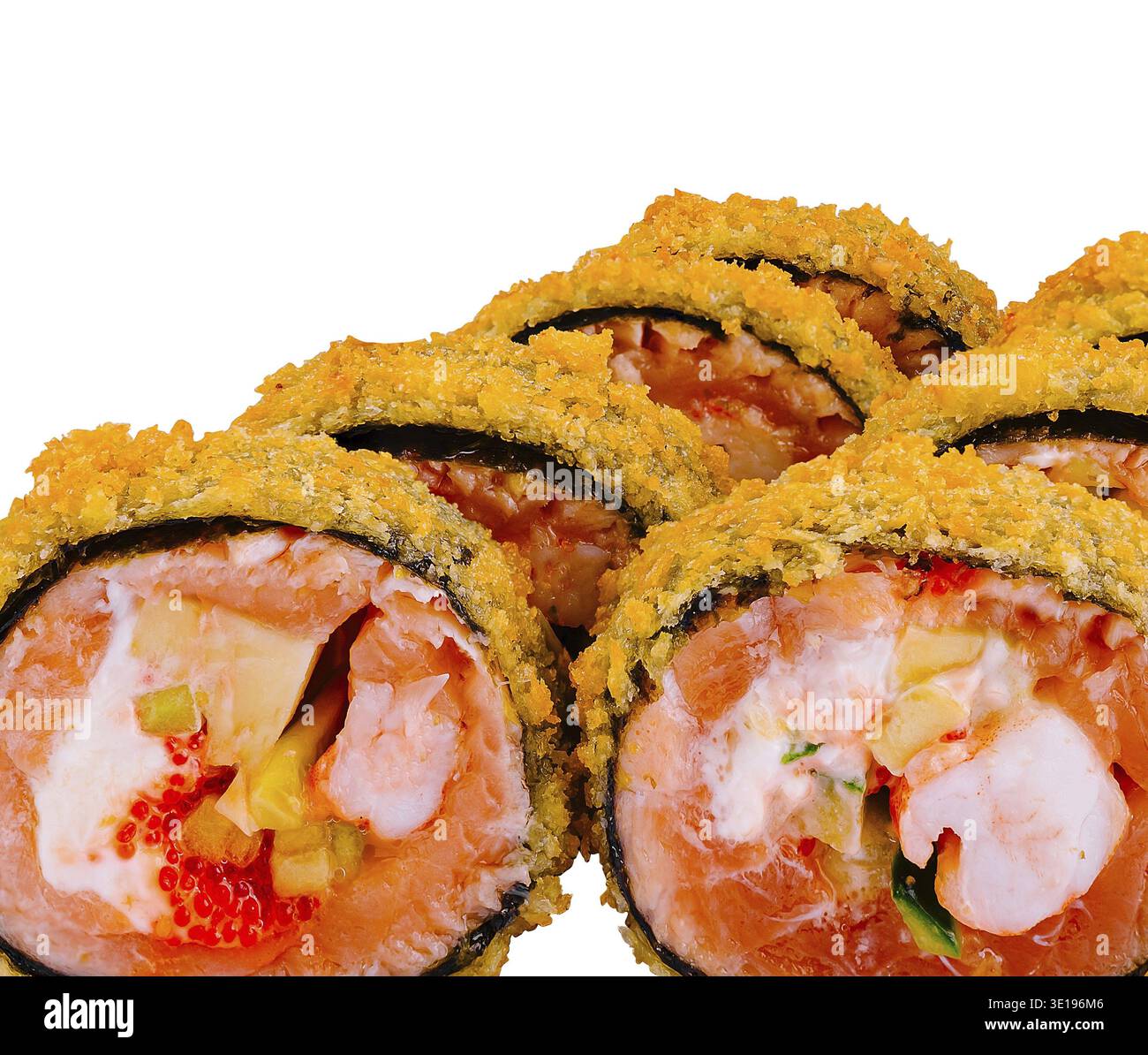 Tempura Maki-Sushi-Brötchen, bedeckt mit gebratenen Krümeln, die Zutaten auf weißem Hintergrund zeigen Stockfoto