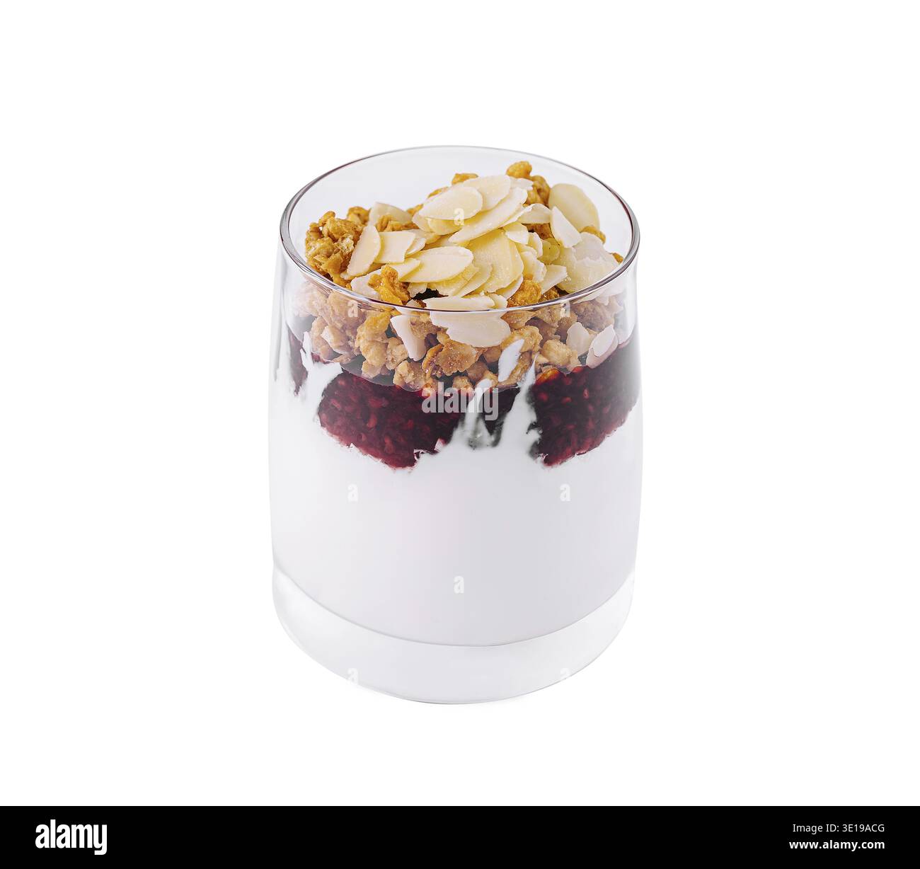 Erfrischendes Joghurtparfait mit Himbeeren und Granola und Mandeln, isoliert auf weiß Stockfoto