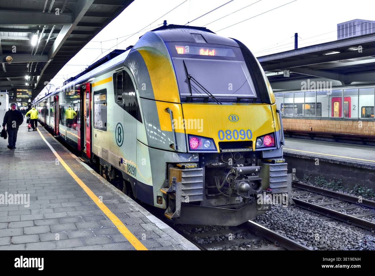 Elektrolokomotive Nr. 08090 der belgischen Eisenbahnen der Klasse O8 mit Personenzug am internationalen Bahnhof Brüssel Midi - Brüssel, Belgien. Stockfoto