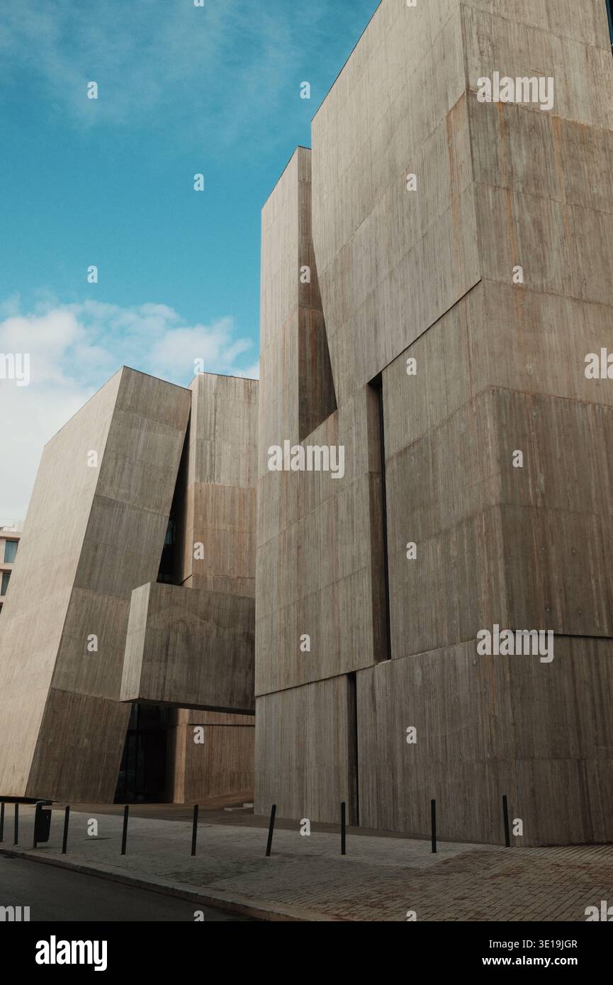 Minimalistische Betonwand des EDV-Hauptsitzes mit starker linearer Perspektive in Lissabon, Portugal. Stockfoto