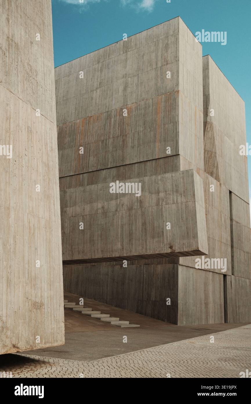 Zeitgenössische architektonische Fassade mit skulpturalen Reliefdetails in Lissabon, Portugal. Stockfoto