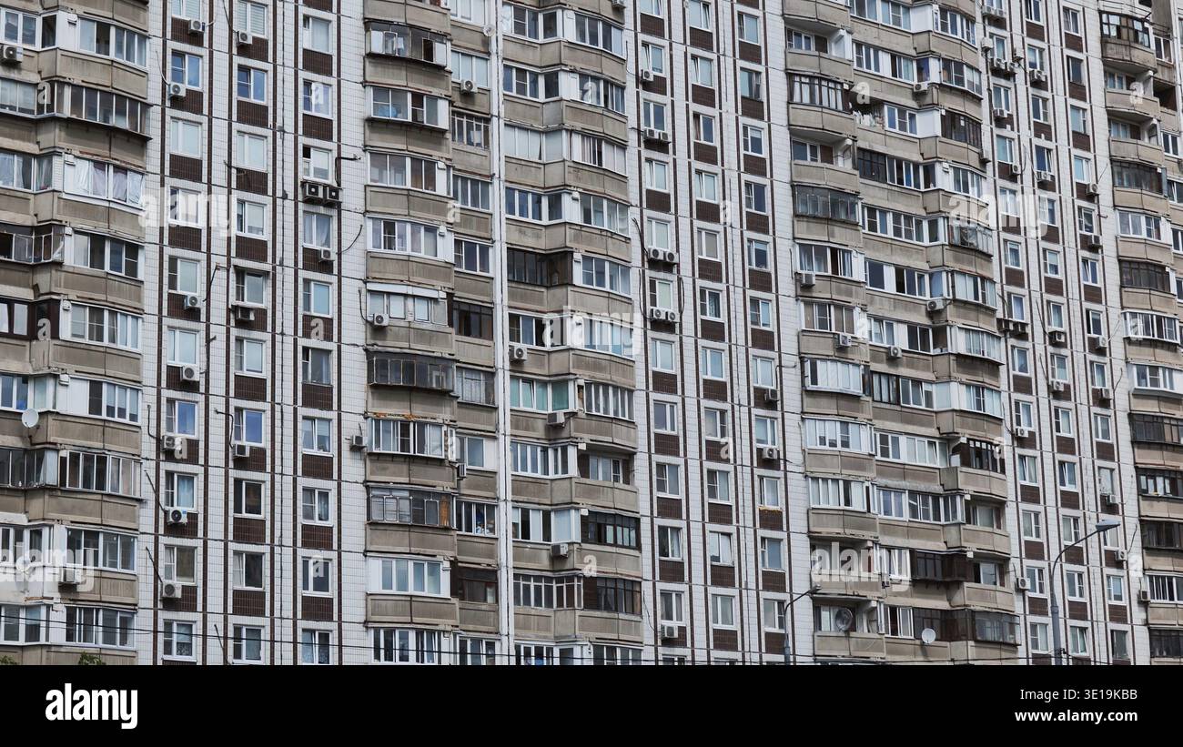Fassade des Wohngebäudes mit Balkonen und Klimaanlagen Stockfoto