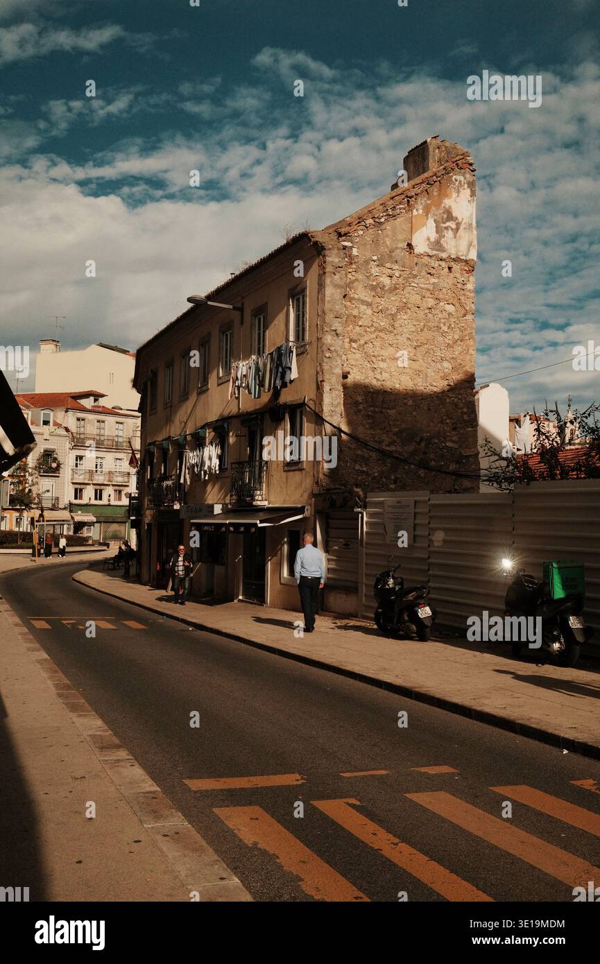 Ruhige Lissabon Straße mit Fußgängerübergang und gemischter Architektur in Portugal. Stockfoto