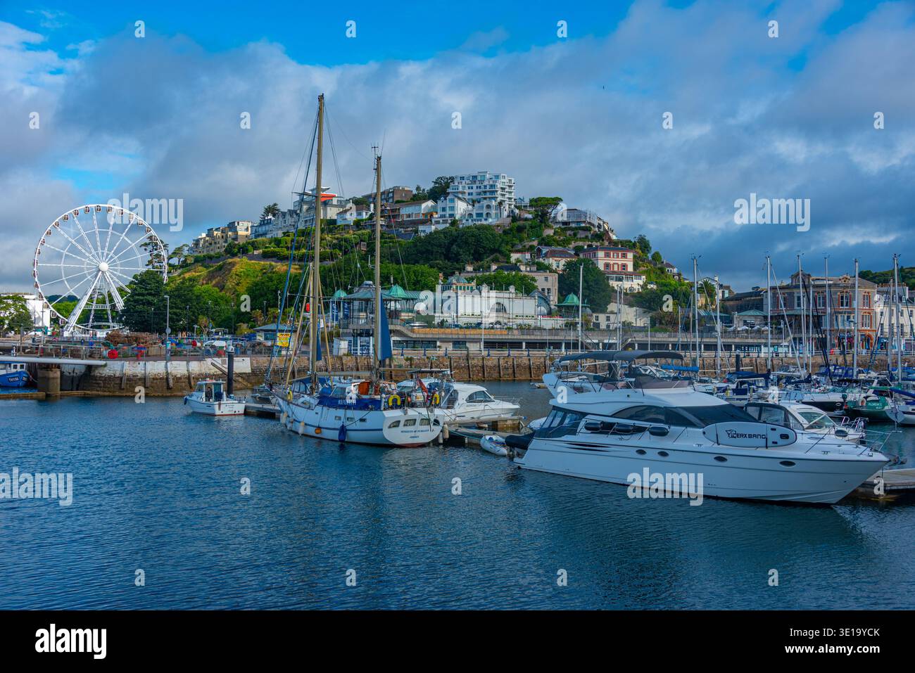 Torquay, England, 17. Juli 2025: Blick auf den Yachthafen in Torquay, England Stockfoto