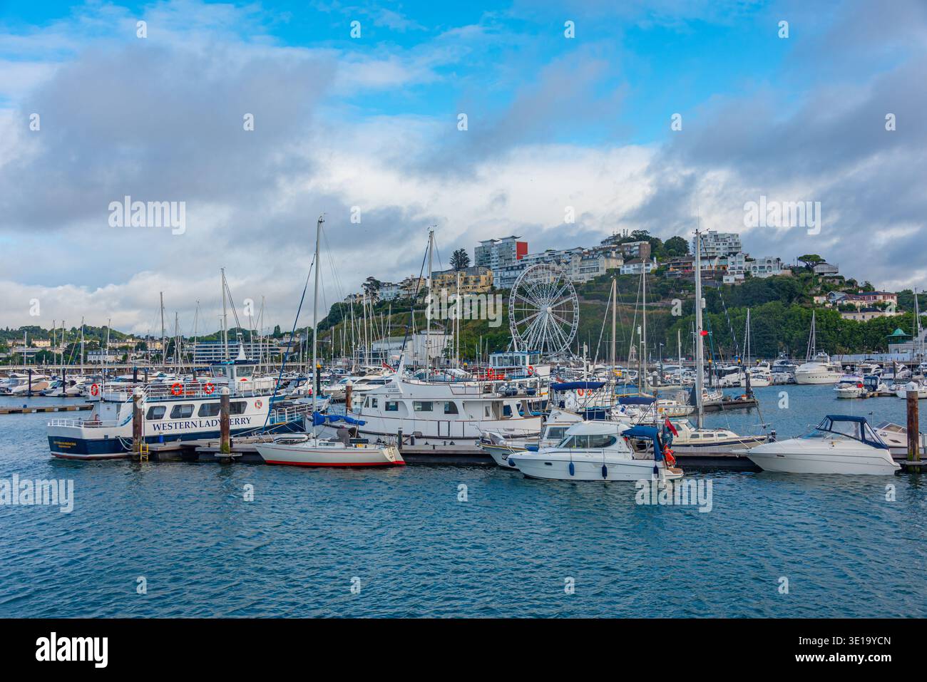 Torquay, England, 17. Juli 2025: Blick auf den Yachthafen in Torquay, England Stockfoto