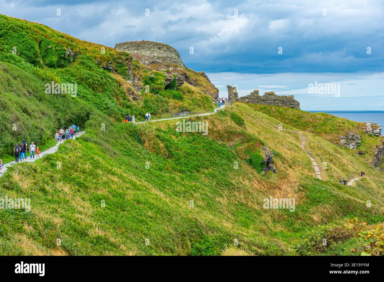 Tintagel, England, 19. Juli 2025: Sommertag auf der Burg Tintagel in England Stockfoto