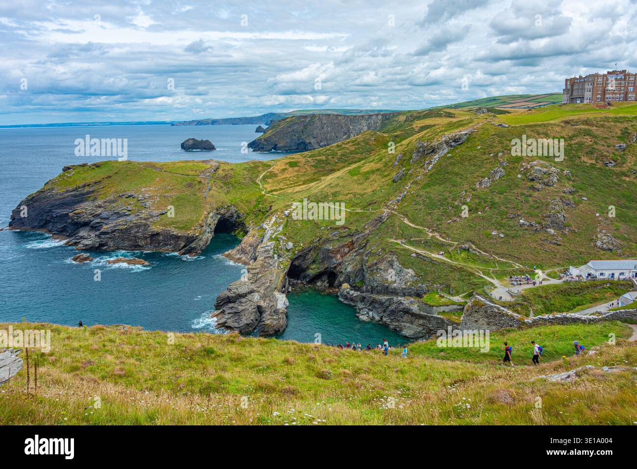 Tintagel, England, 19. Juli 2025: Sommertag auf der Burg Tintagel in England Stockfoto