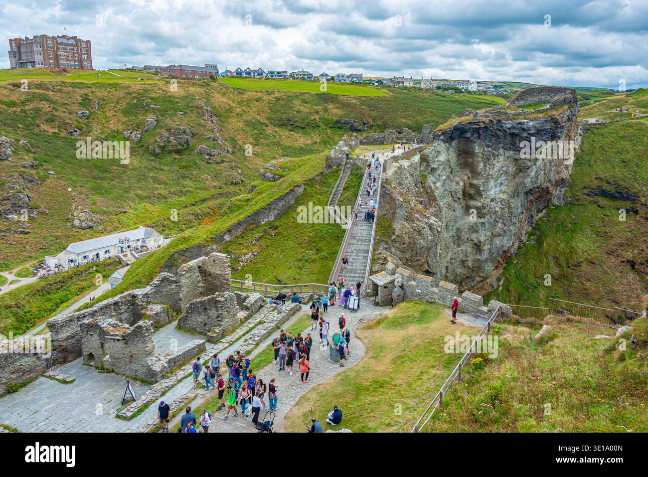 Tintagel, England, 19. Juli 2025: Sommertag auf der Burg Tintagel in England Stockfoto