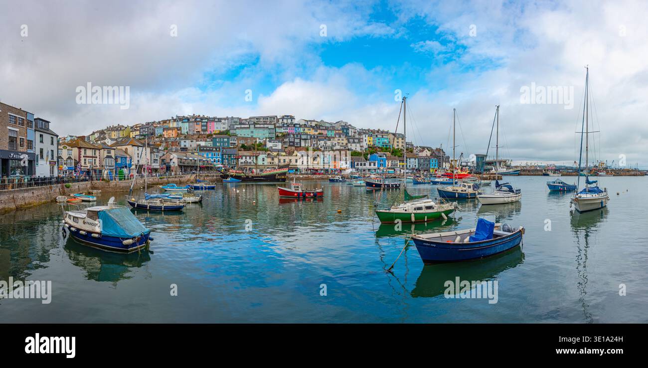 Torquay, England, 17. Juli 2025: Blick auf den Yachthafen in Torquay, England Stockfoto