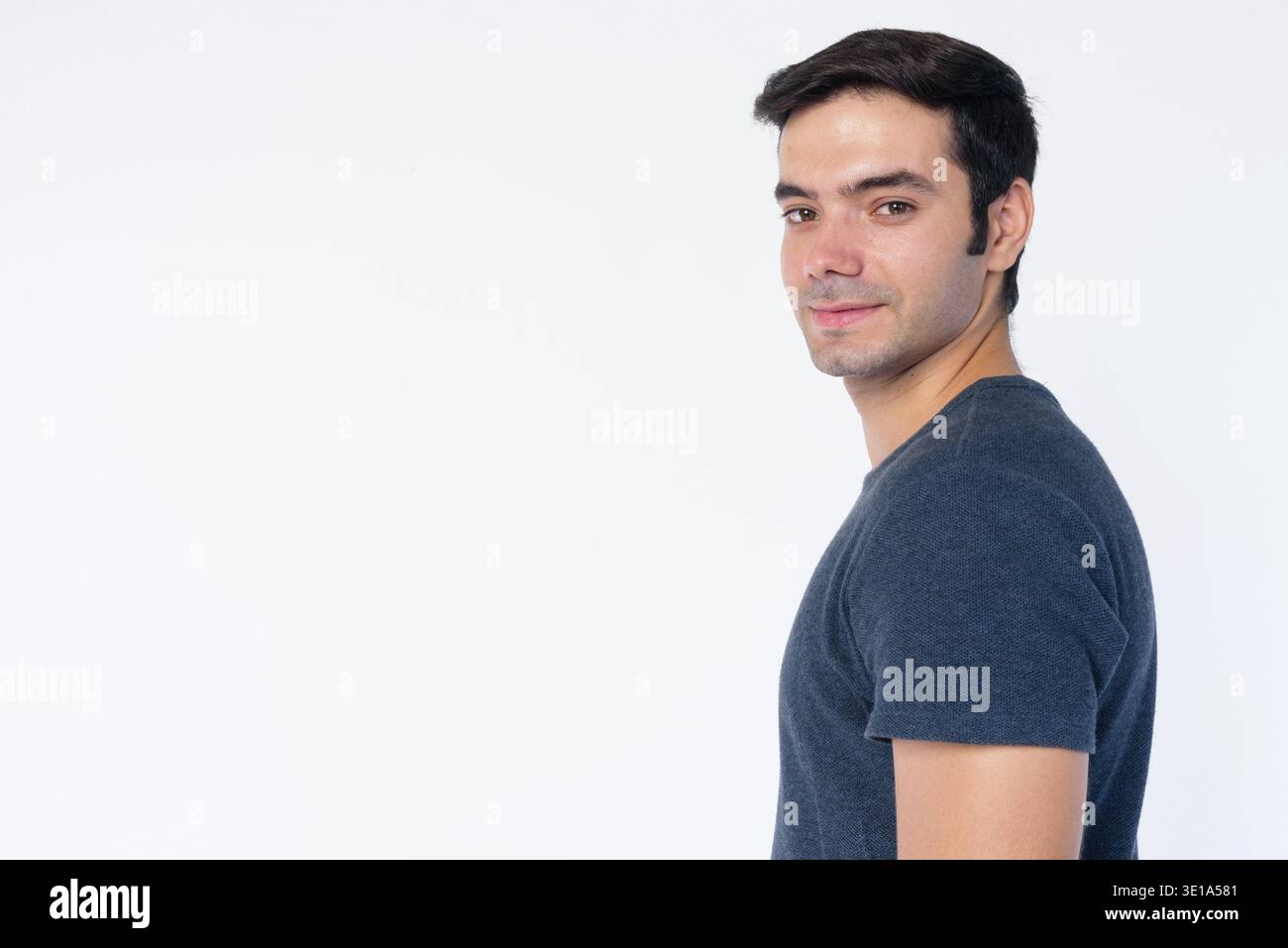 Studio-Aufnahme eines jungen, gutaussehenden Persers, isoliert vor weißem Hintergrund Stockfoto