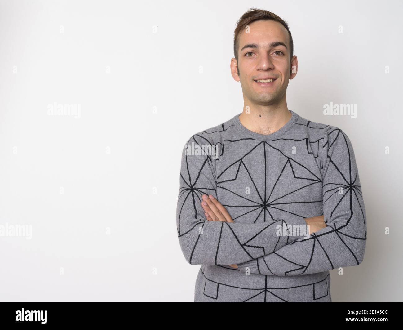 Studio-Aufnahme eines jungen Persiers vor weißem Hintergrund Stockfoto
