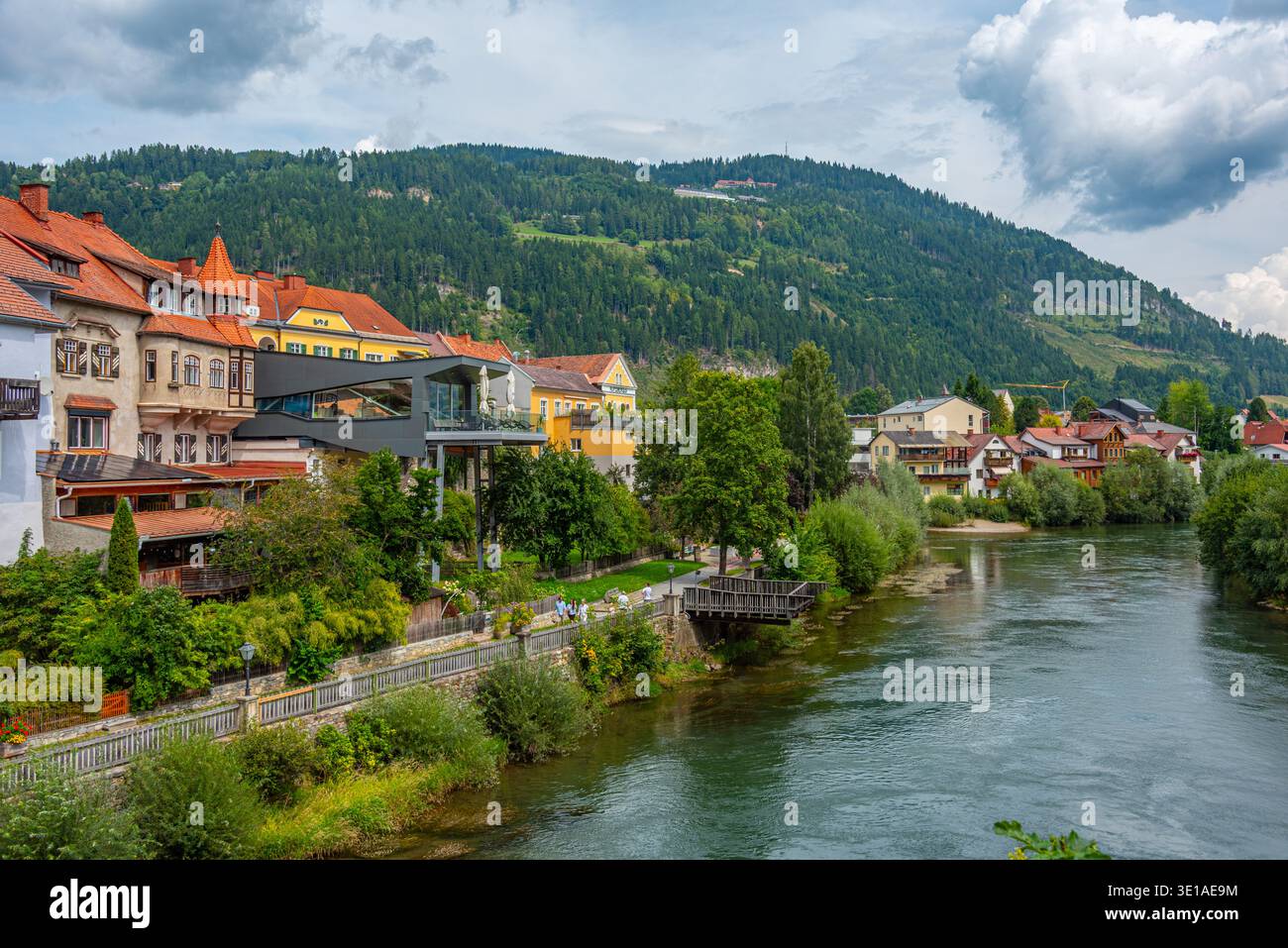 Am Fluss der Mura in Murau in Österreich. BILD Stockfoto