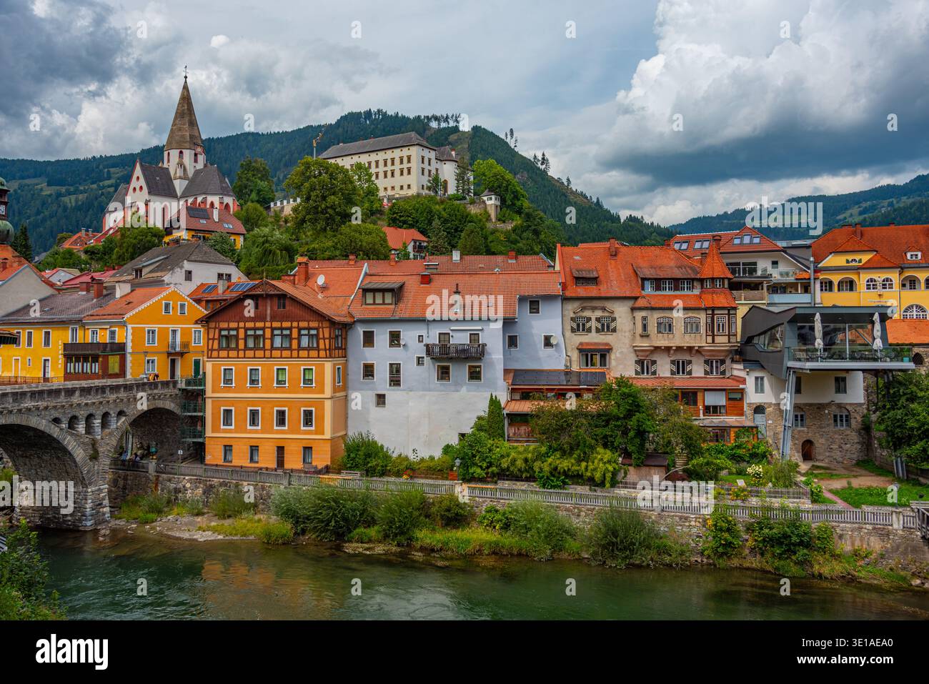 Am Fluss der Mura in Murau in Österreich. BILD Stockfoto