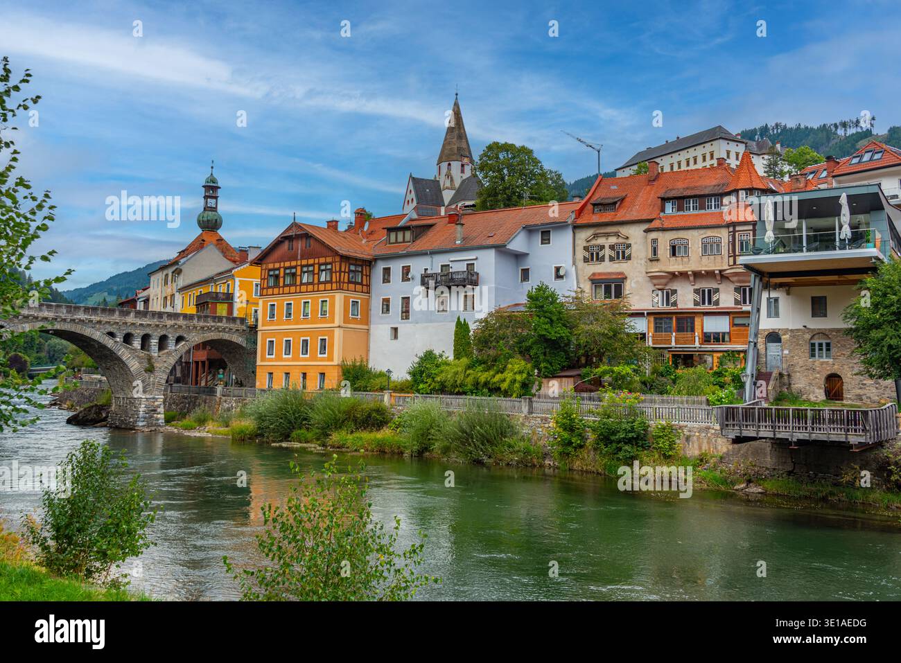 Am Fluss der Mura in Murau in Österreich. BILD Stockfoto