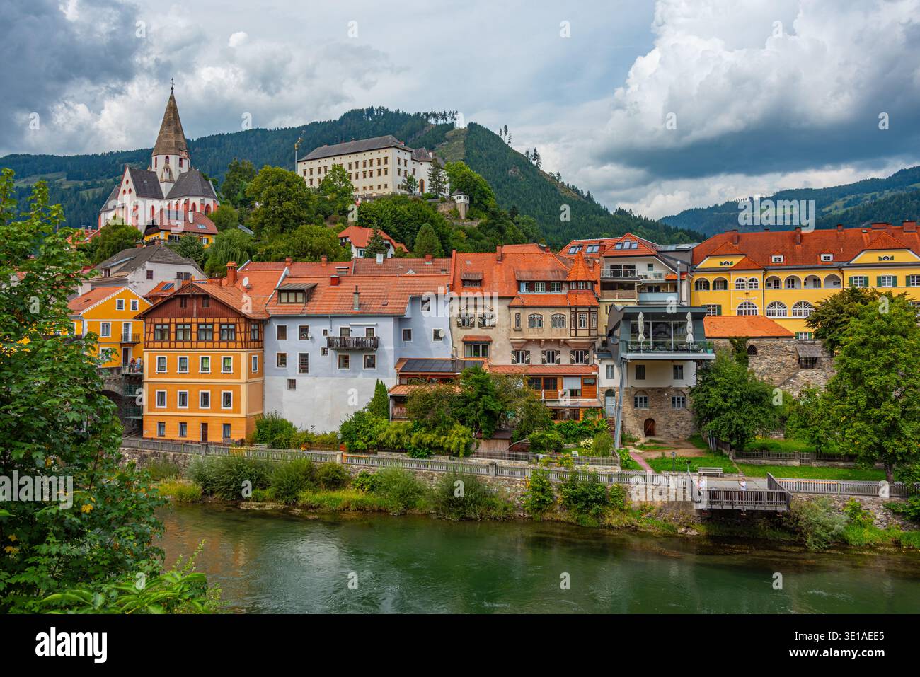 Am Fluss der Mura in Murau in Österreich. BILD Stockfoto