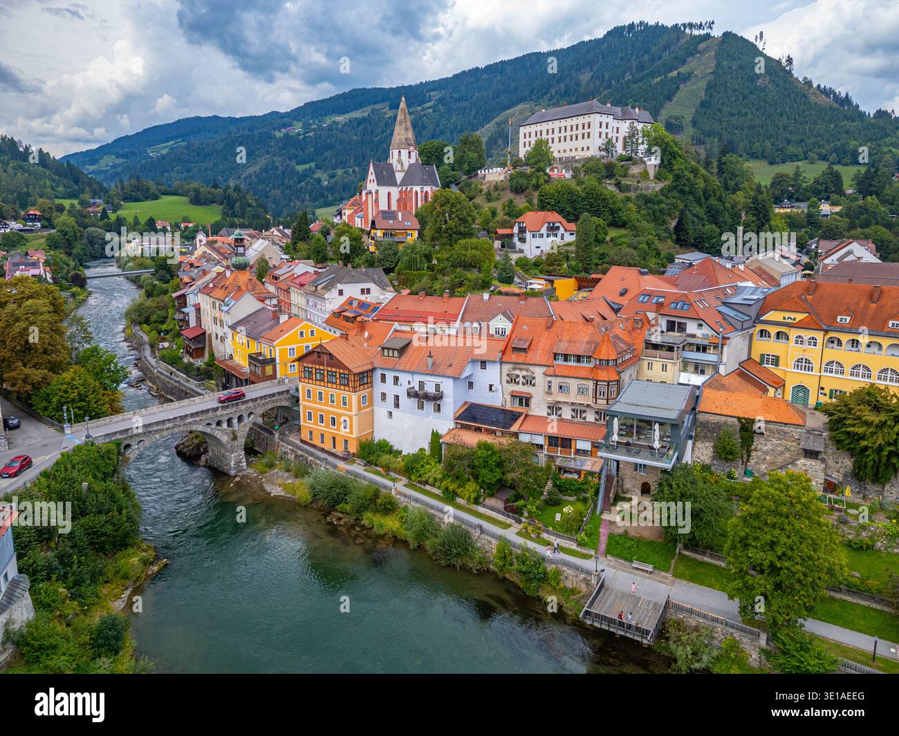 Am Fluss der Mura in Murau in Österreich. BILD Stockfoto