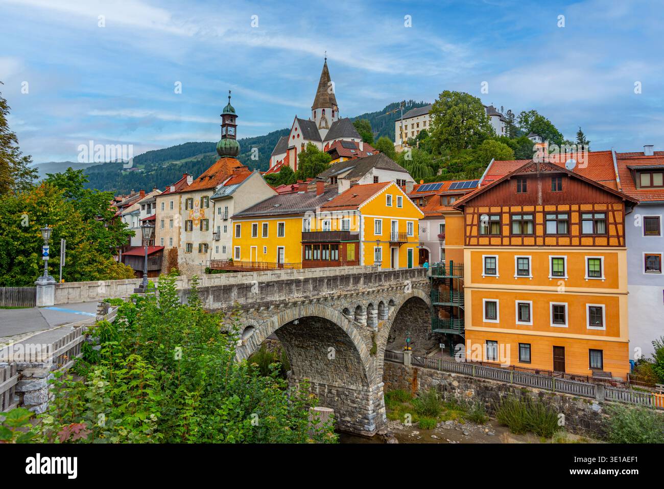 Am Fluss der Mura in Murau in Österreich. BILD Stockfoto