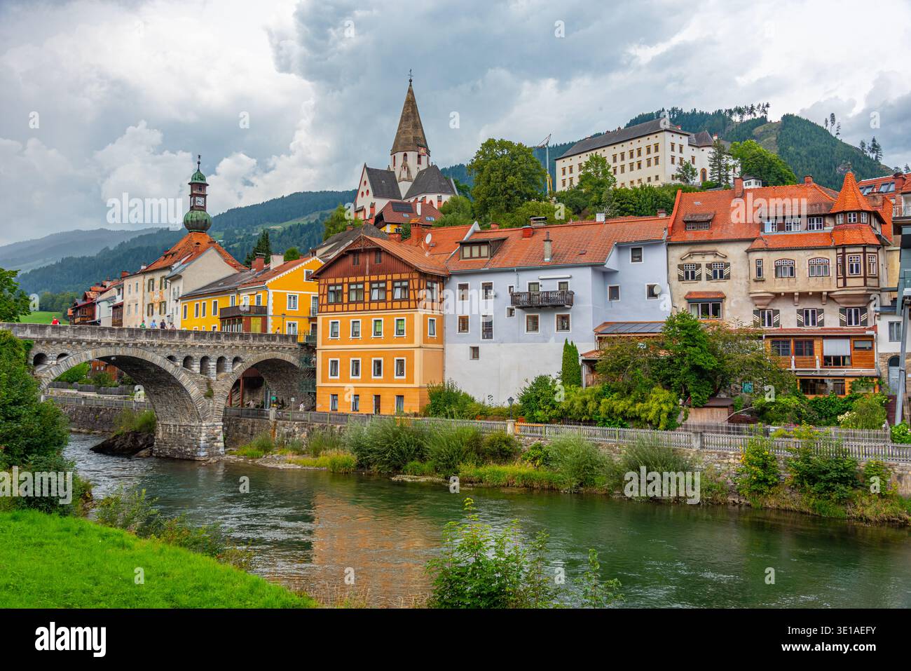 Am Fluss der Mura in Murau in Österreich. BILD Stockfoto