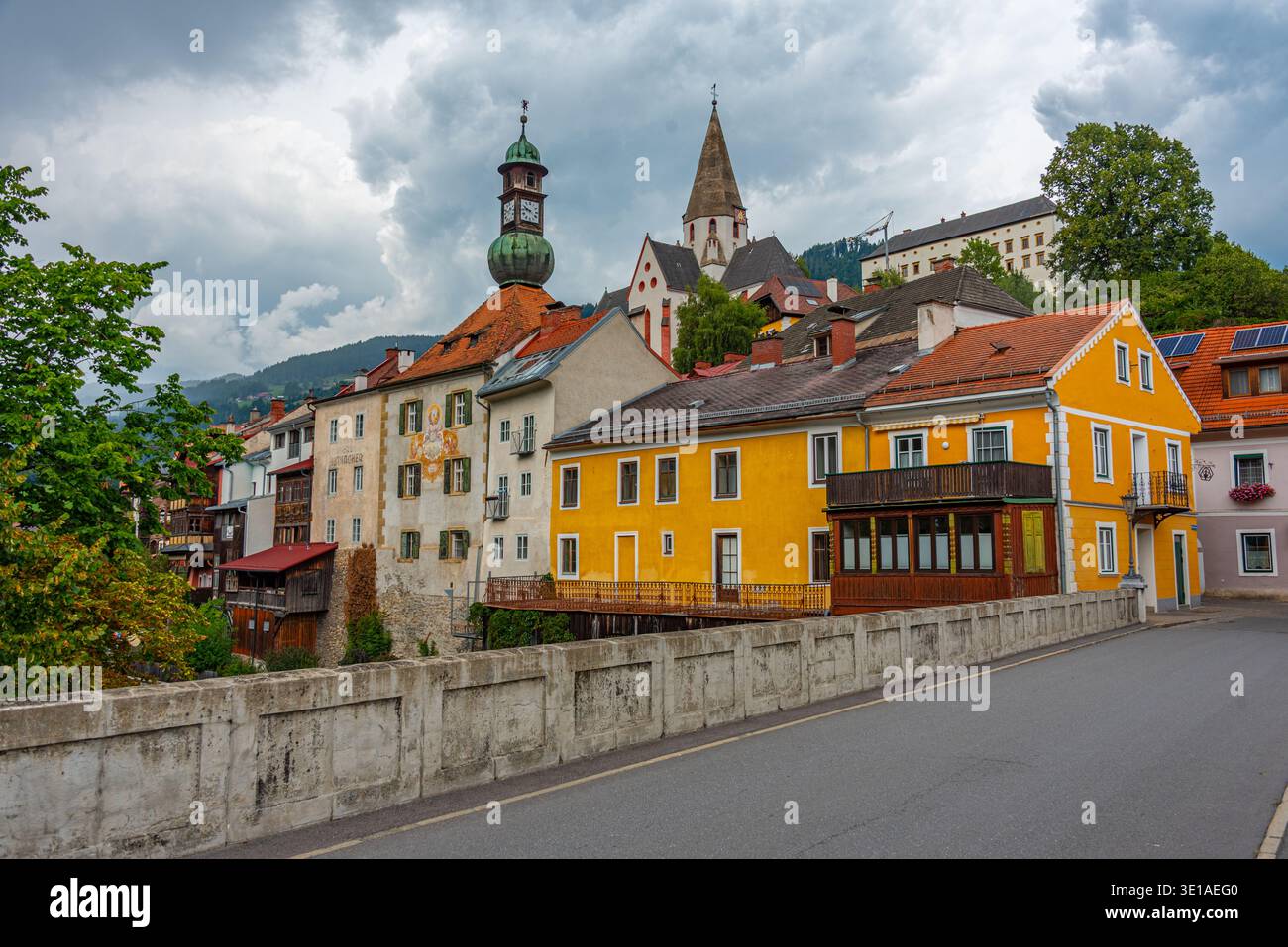 Am Fluss der Mura in Murau in Österreich. BILD Stockfoto