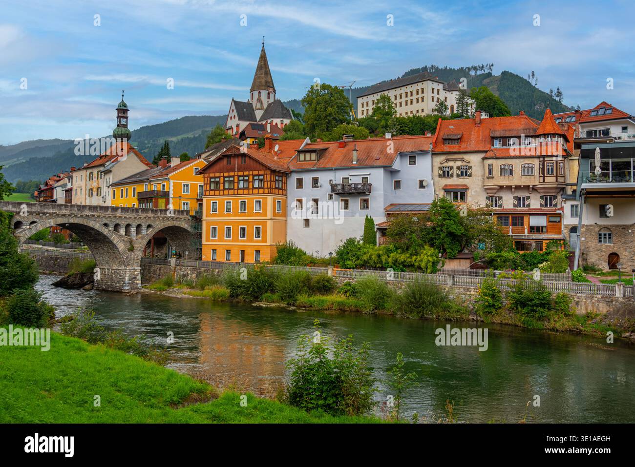 Am Fluss der Mura in Murau in Österreich. BILD Stockfoto