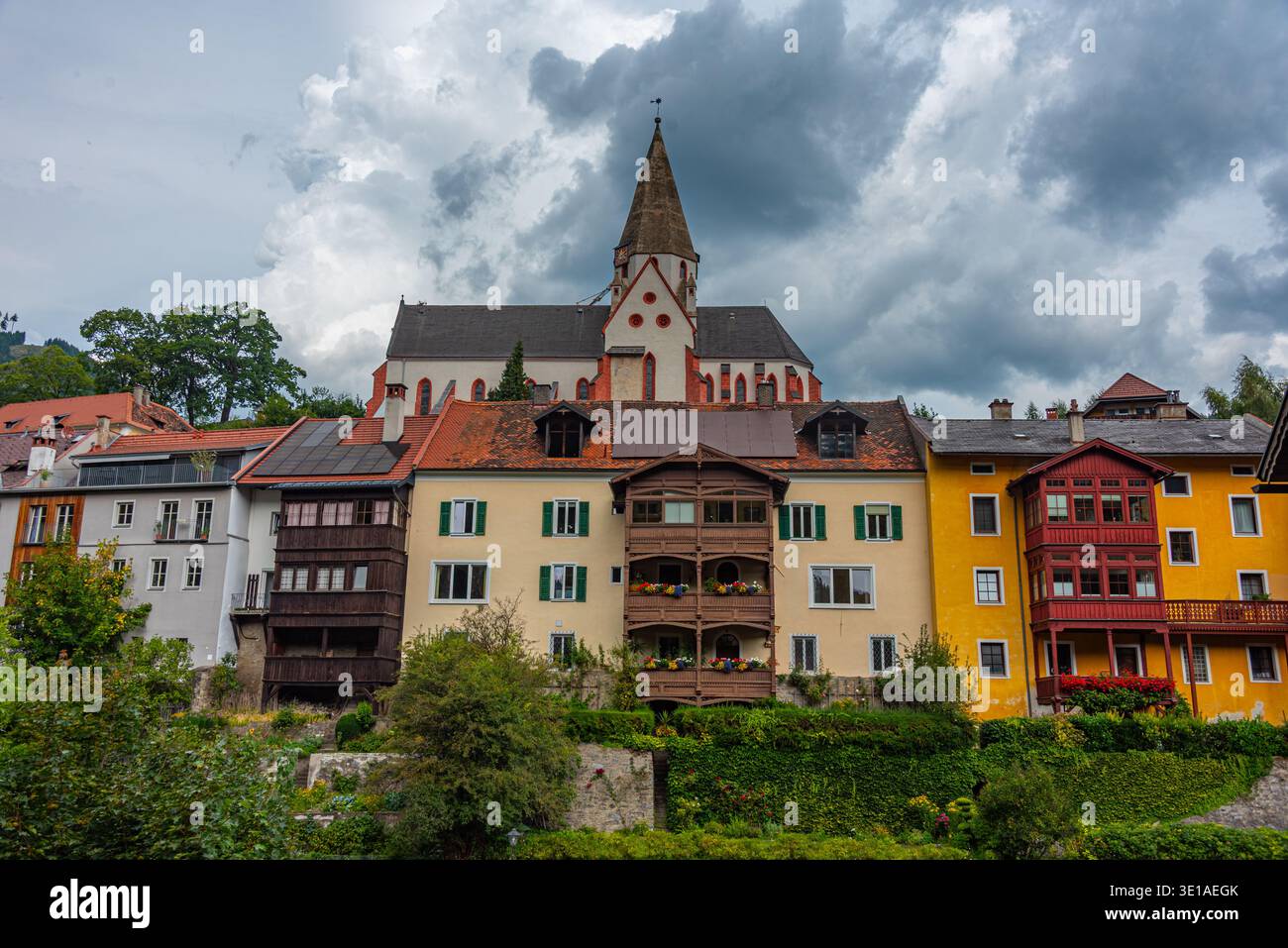 Am Fluss der Mura in Murau in Österreich. BILD Stockfoto