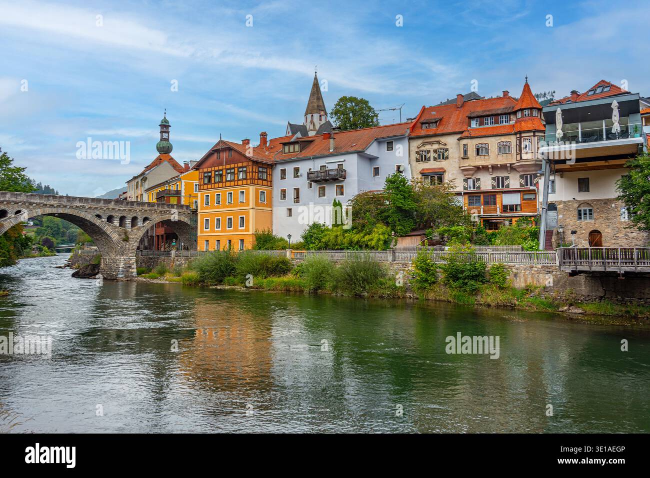 Am Fluss der Mura in Murau in Österreich. BILD Stockfoto