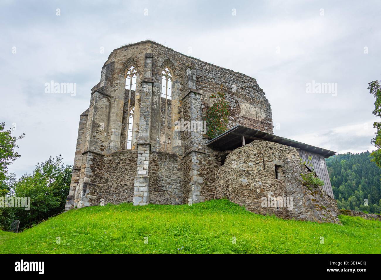 Kirchenruine am Virgilienberg in Friesach, Österreich. BILD Stockfoto