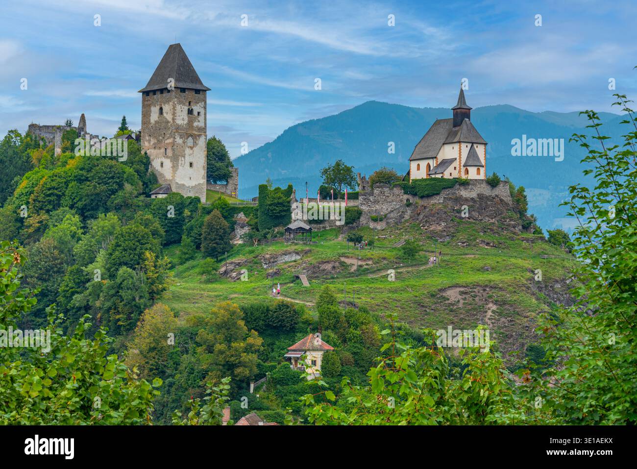 Schloss Petersberg oberhalb Friesach in Österreich. BILD Stockfoto