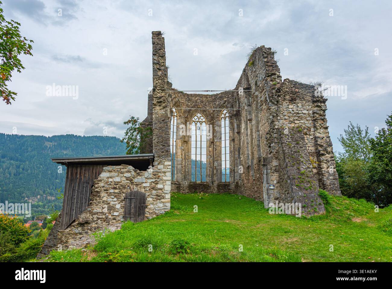 Kirchenruine am Virgilienberg in Friesach, Österreich. BILD Stockfoto