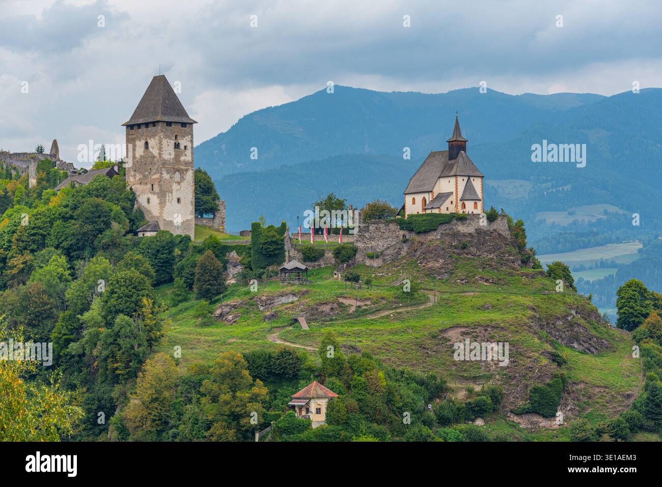 Schloss Petersberg oberhalb Friesach in Österreich. BILD Stockfoto