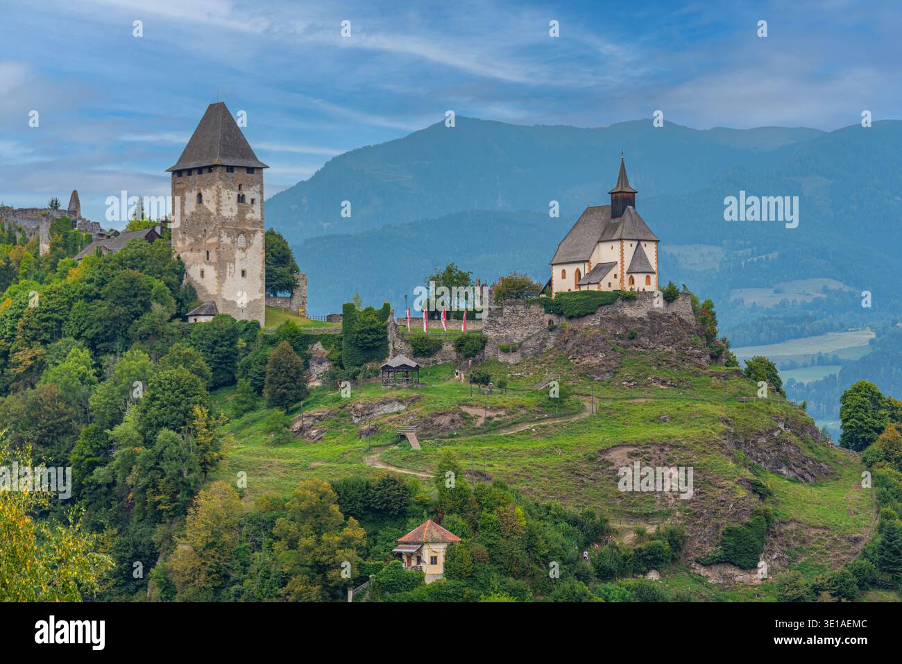 Schloss Petersberg oberhalb Friesach in Österreich. BILD Stockfoto