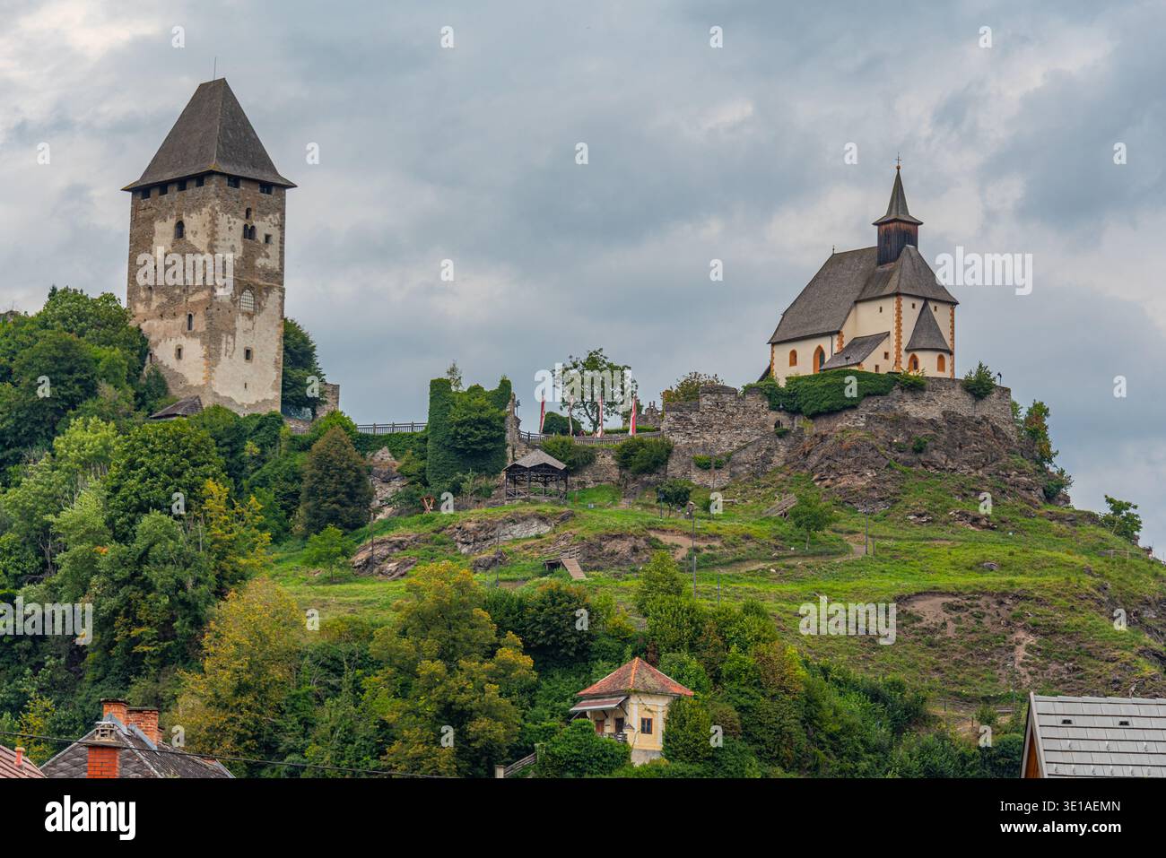 Schloss Petersberg oberhalb Friesach in Österreich. BILD Stockfoto