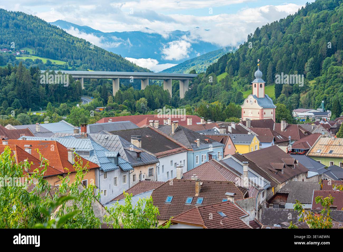 Panoramablick auf die österreichische Stadt Gmund in Karnten.BILD Stockfoto