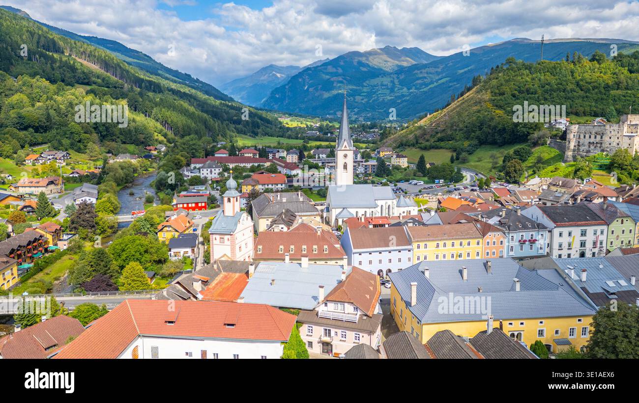 Panoramablick auf die österreichische Stadt Gmund in Karnten.BILD Stockfoto