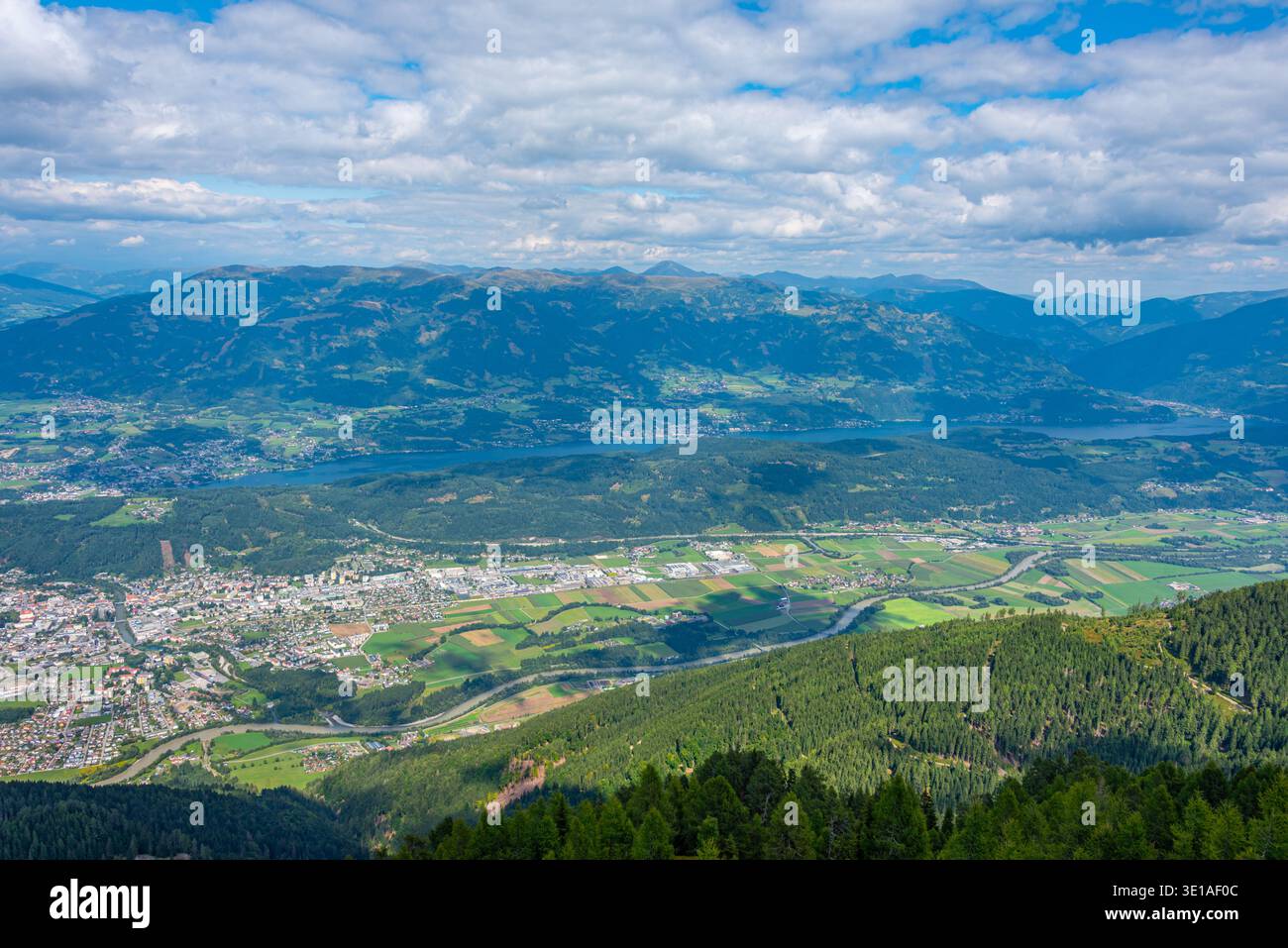 Panoramablick auf Spittal an der Drau und Millstatter See in Österreich.BILD Stockfoto