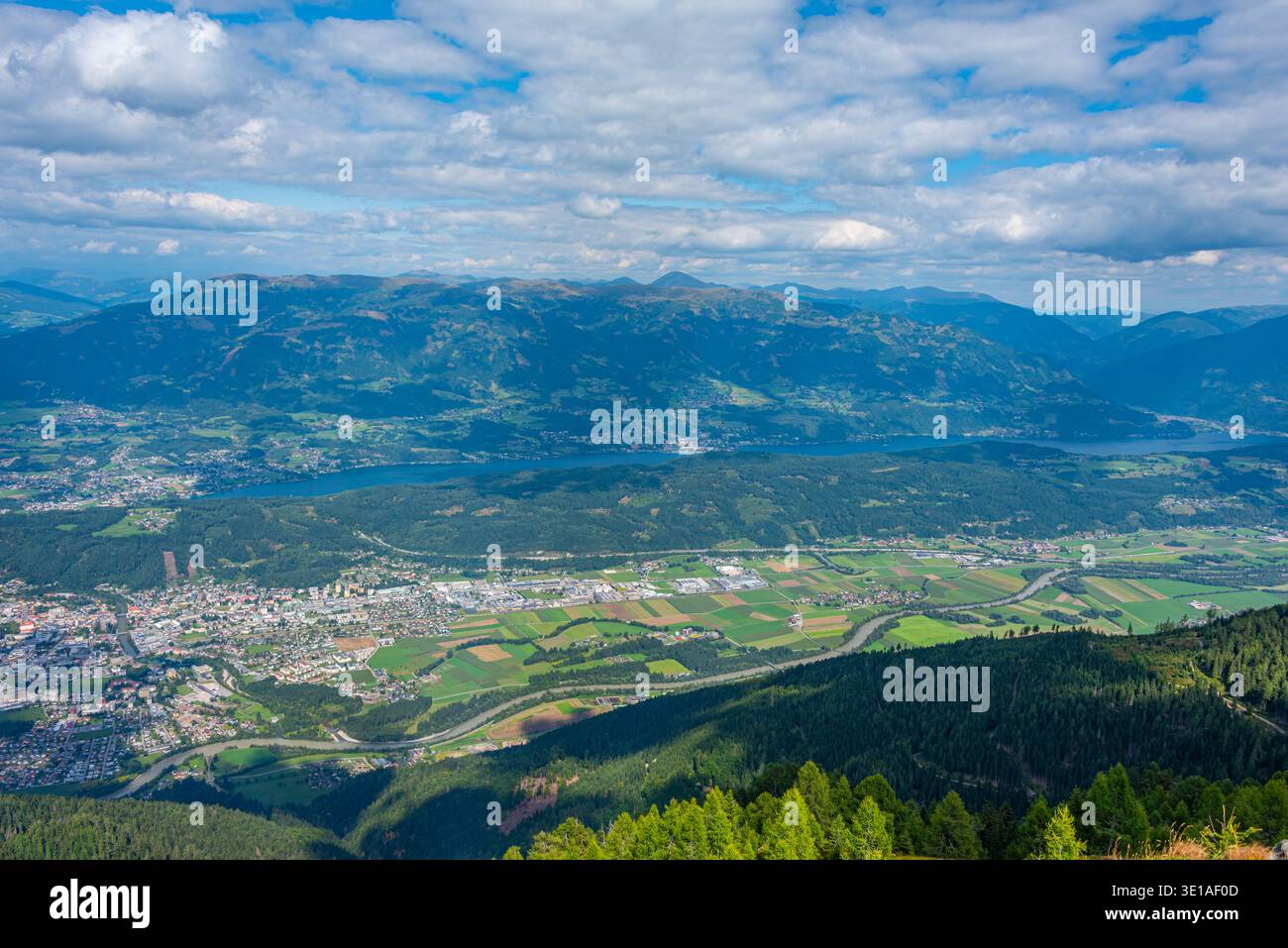 Panoramablick auf Spittal an der Drau und Millstatter See in Österreich.BILD Stockfoto