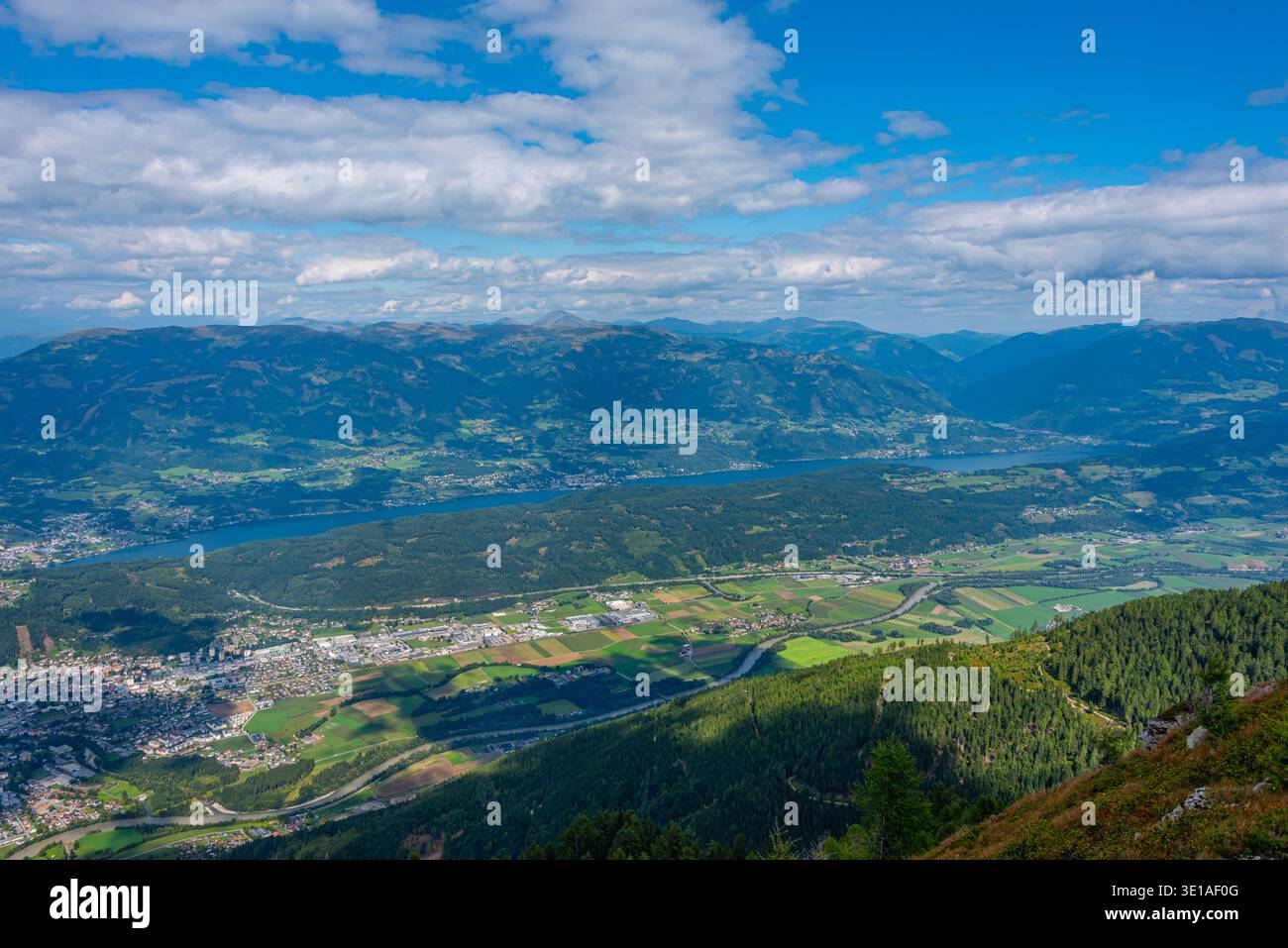 Panoramablick auf Spittal an der Drau und Millstatter See in Österreich.BILD Stockfoto