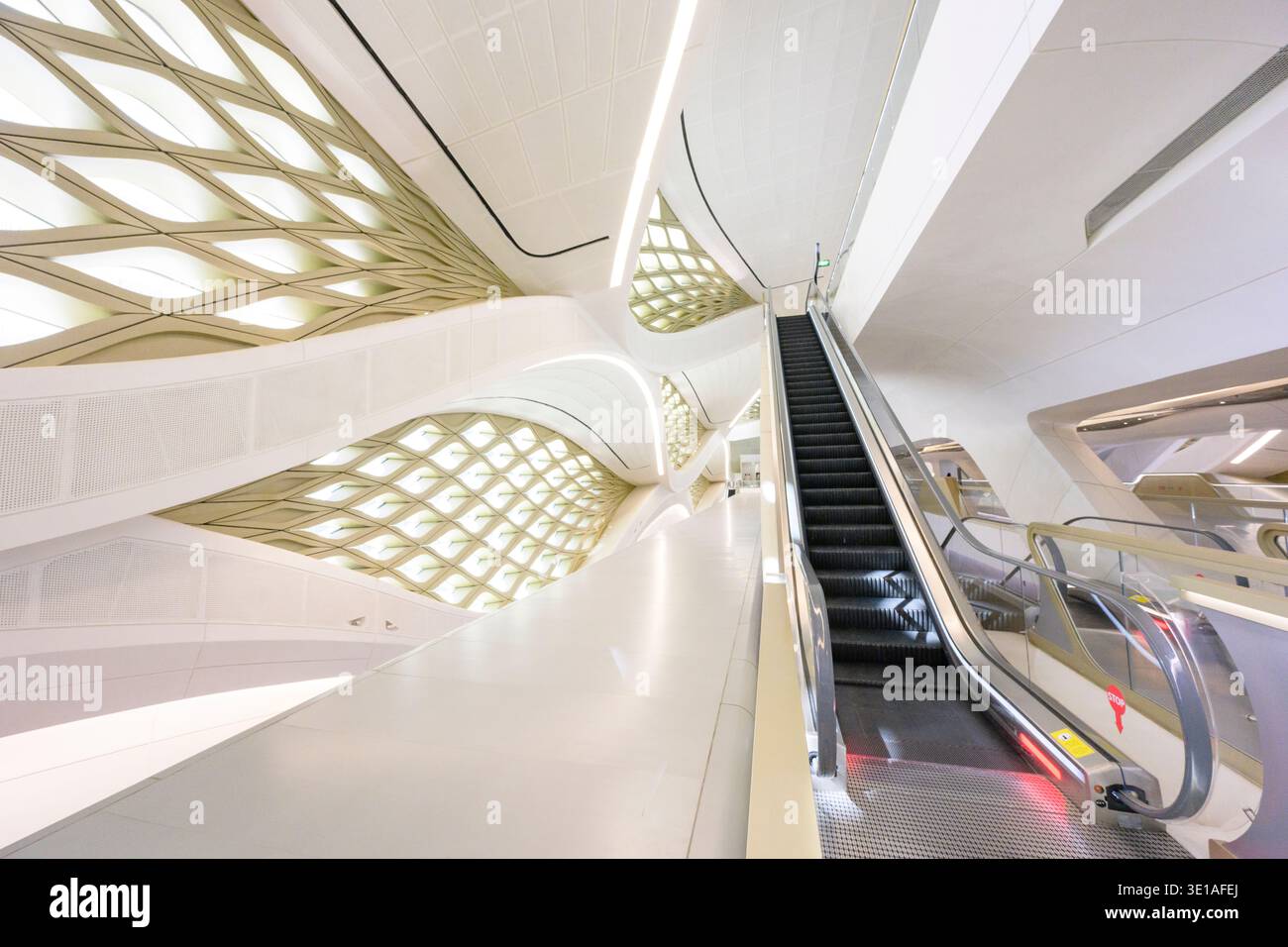 King Abdullah Financial District U-Bahn-Station und Verkehrsknotenpunkt. Moderne Architektur mit Sinuswellendesign von Zaha Hadid Architects in Riad, KSA Stockfoto