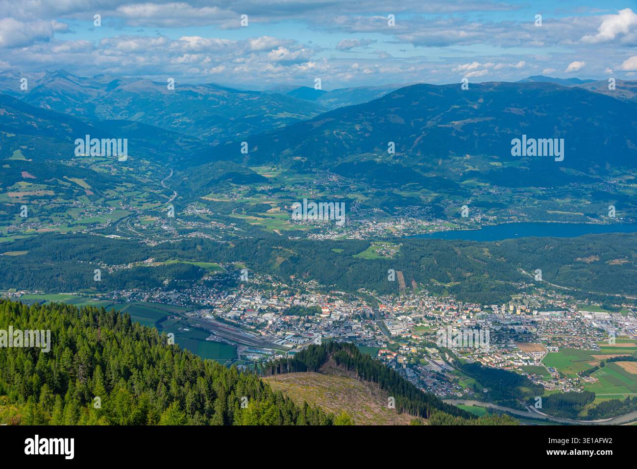 Panoramablick auf Spittal an der Drau und Millstatter See in Österreich.BILD Stockfoto