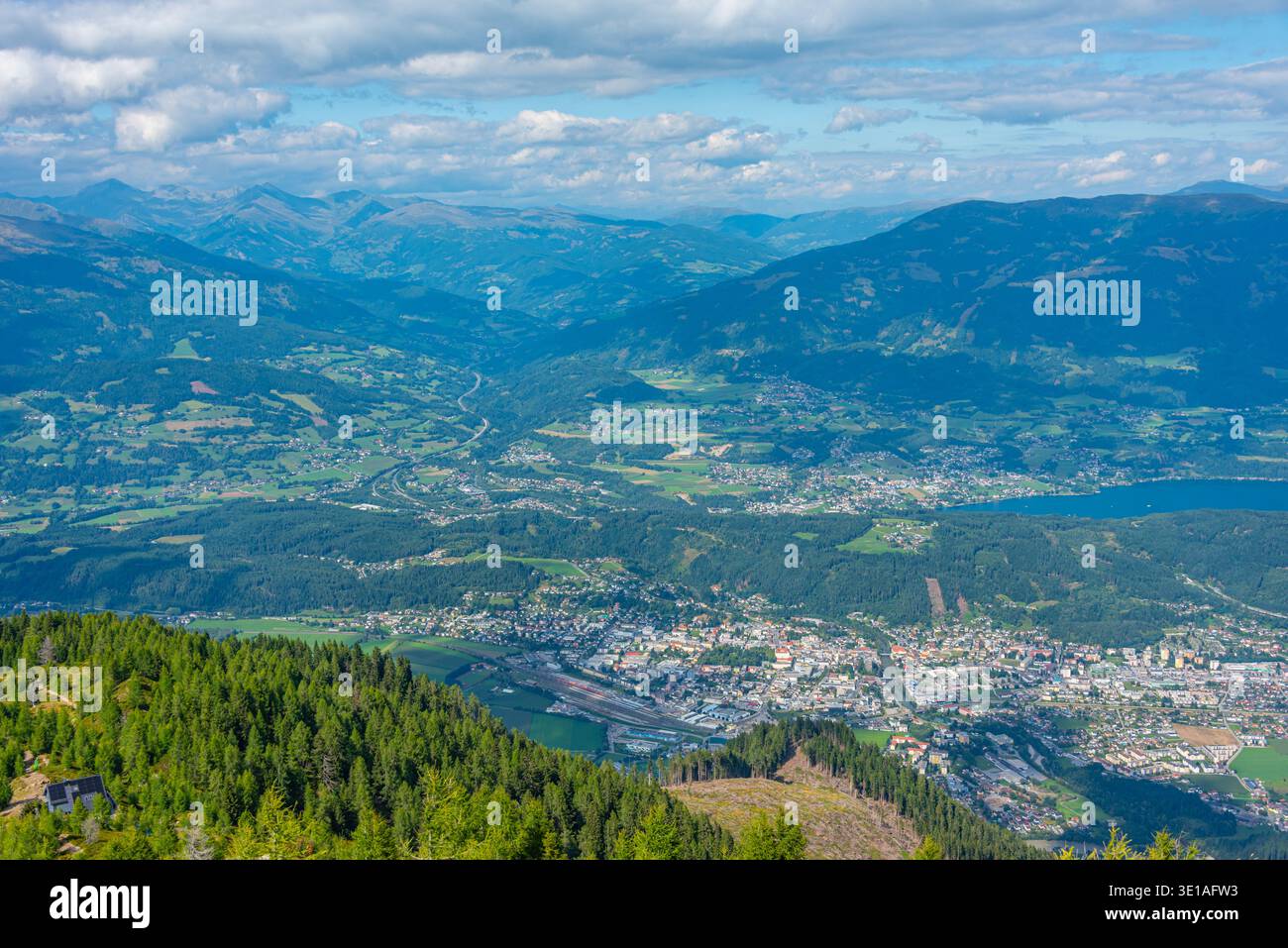 Panoramablick auf Spittal an der Drau und Millstatter See in Österreich.BILD Stockfoto