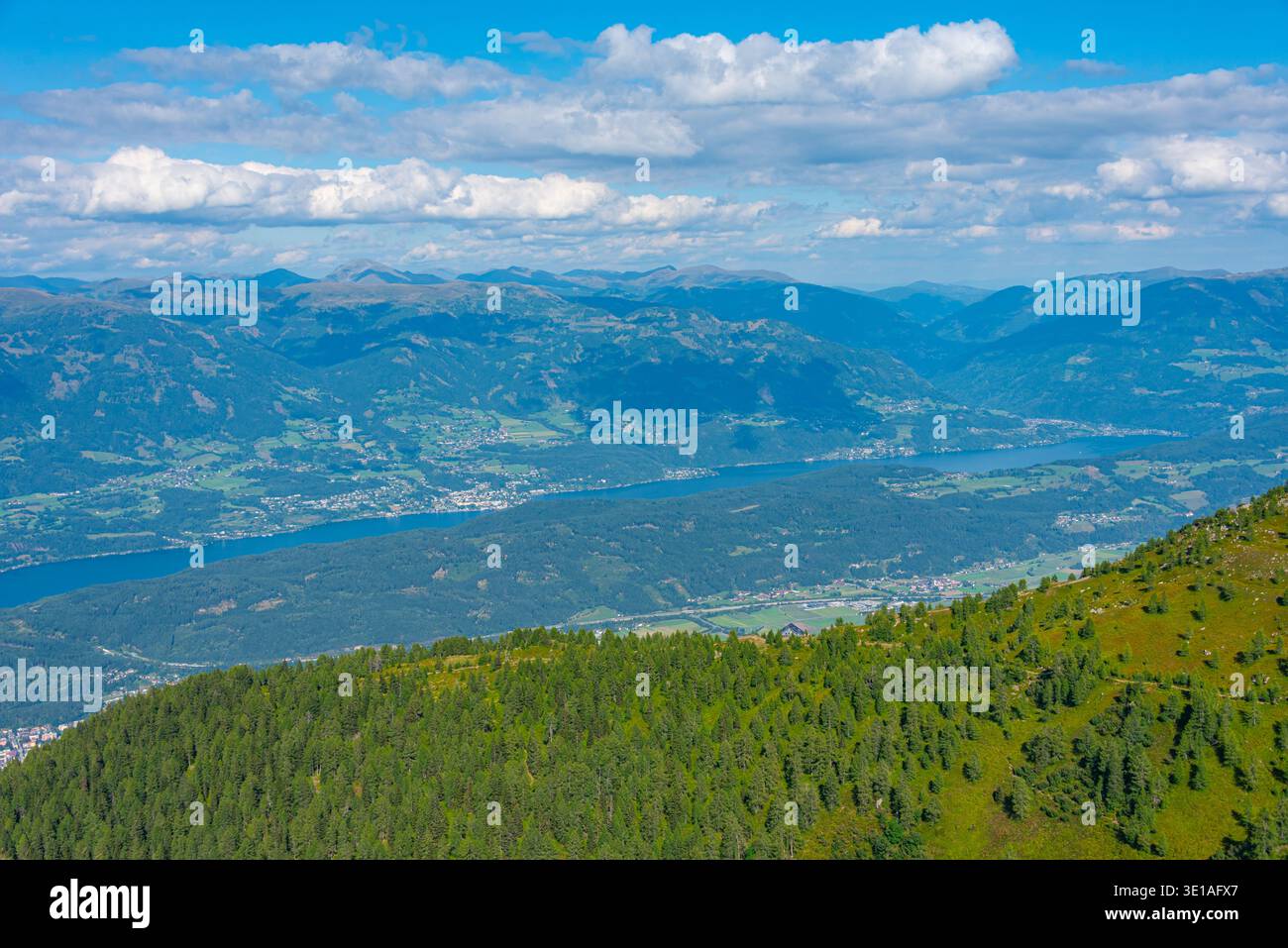 Panoramablick auf Spittal an der Drau und Millstatter See in Österreich.BILD Stockfoto